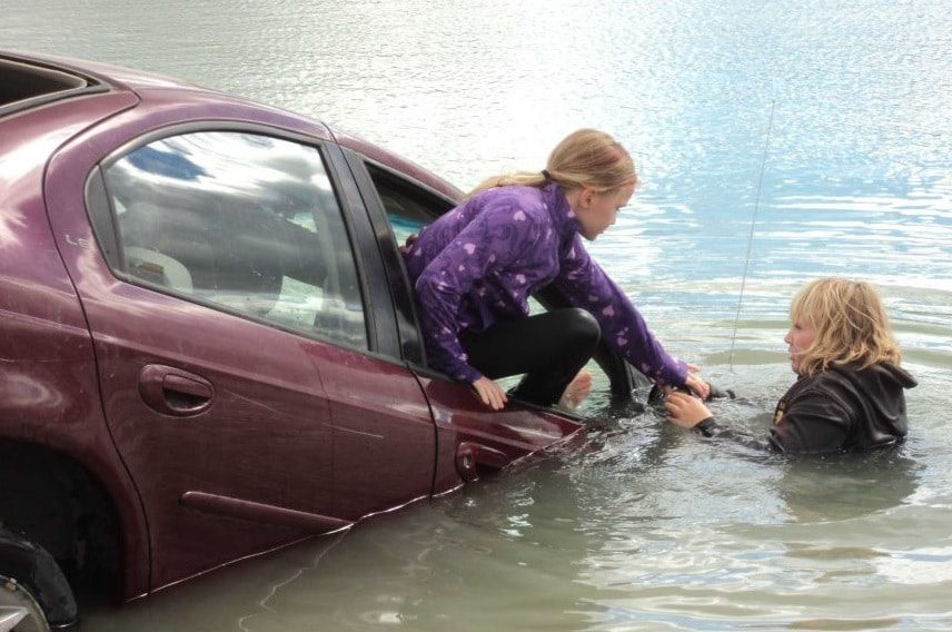 how to escape a sinking car