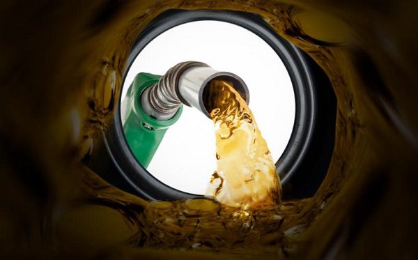 image of pouring contaminated fuel into the car