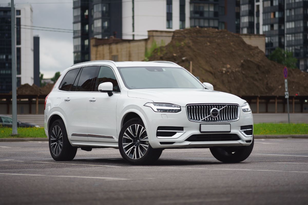 white 2022 volvo xc90.