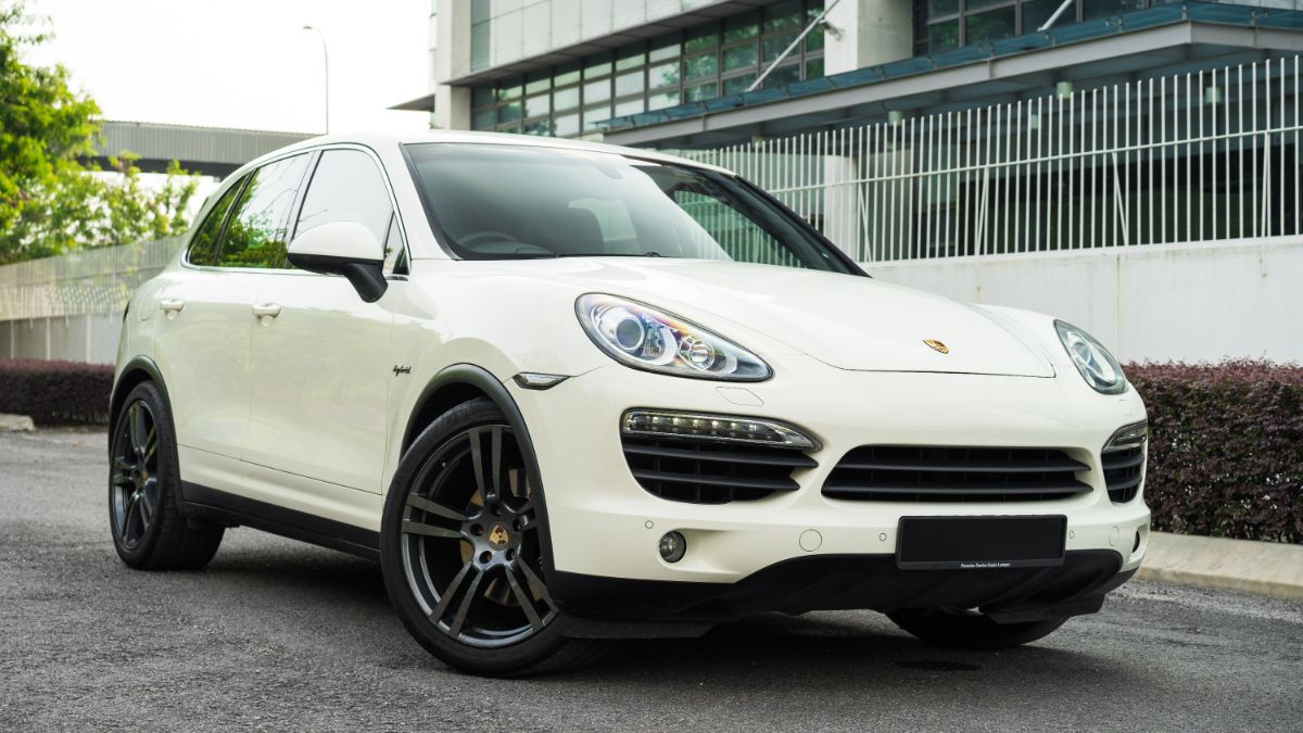 white 2023 porsche cayenne.